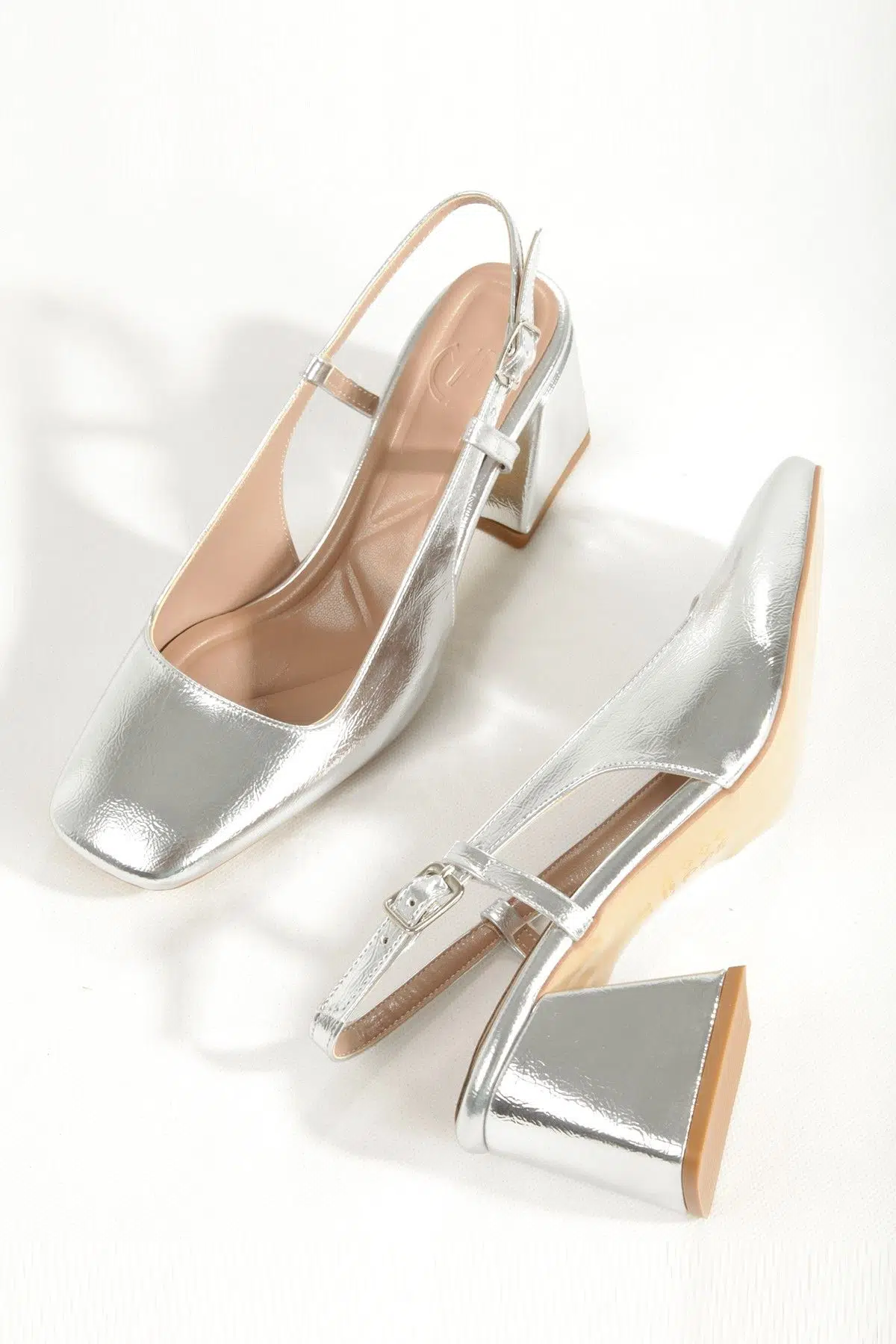 Gümüş Lame Renk Kalın Topuklu Küt Burun Abiye Ayakkabı Benova