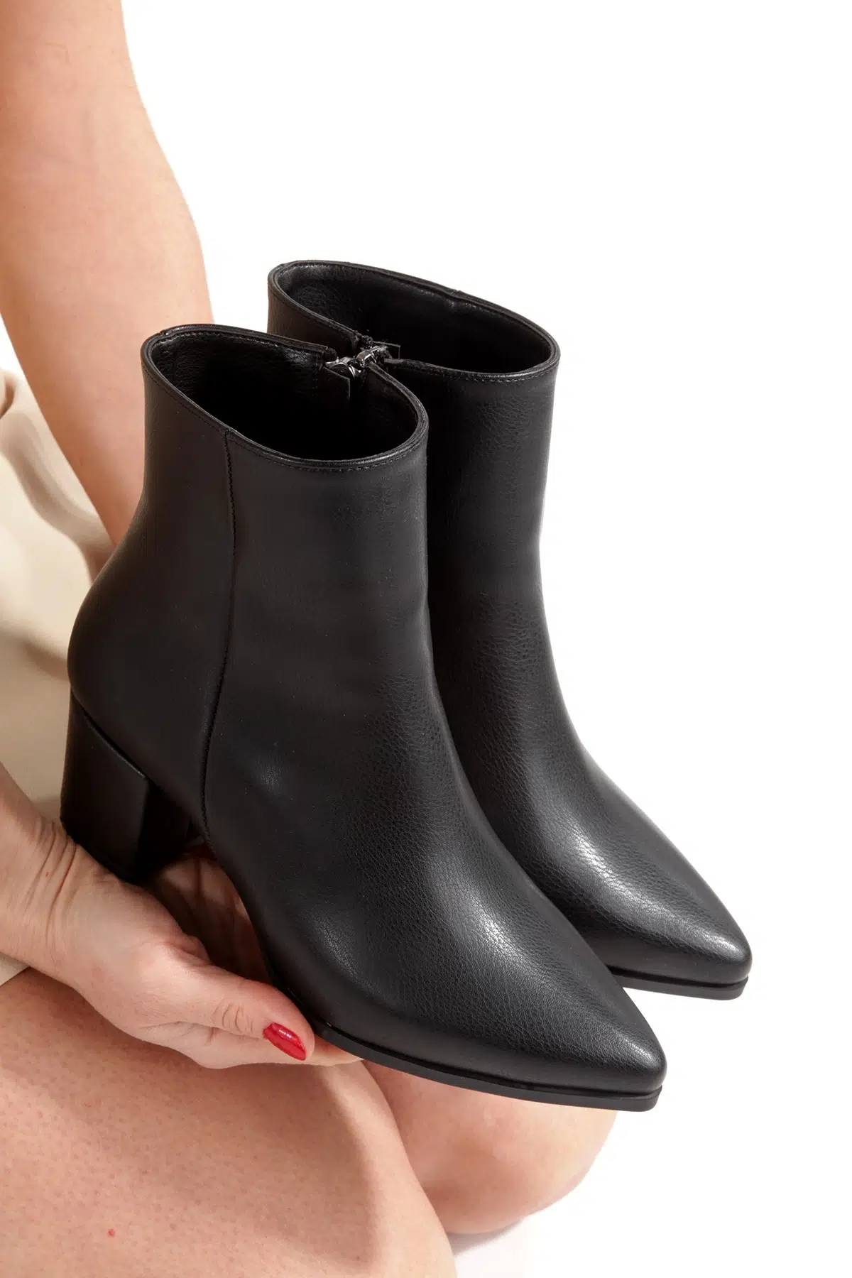 Siyah Kısa Kalın Topuklu Sivri Burun Kadın Bot Moise